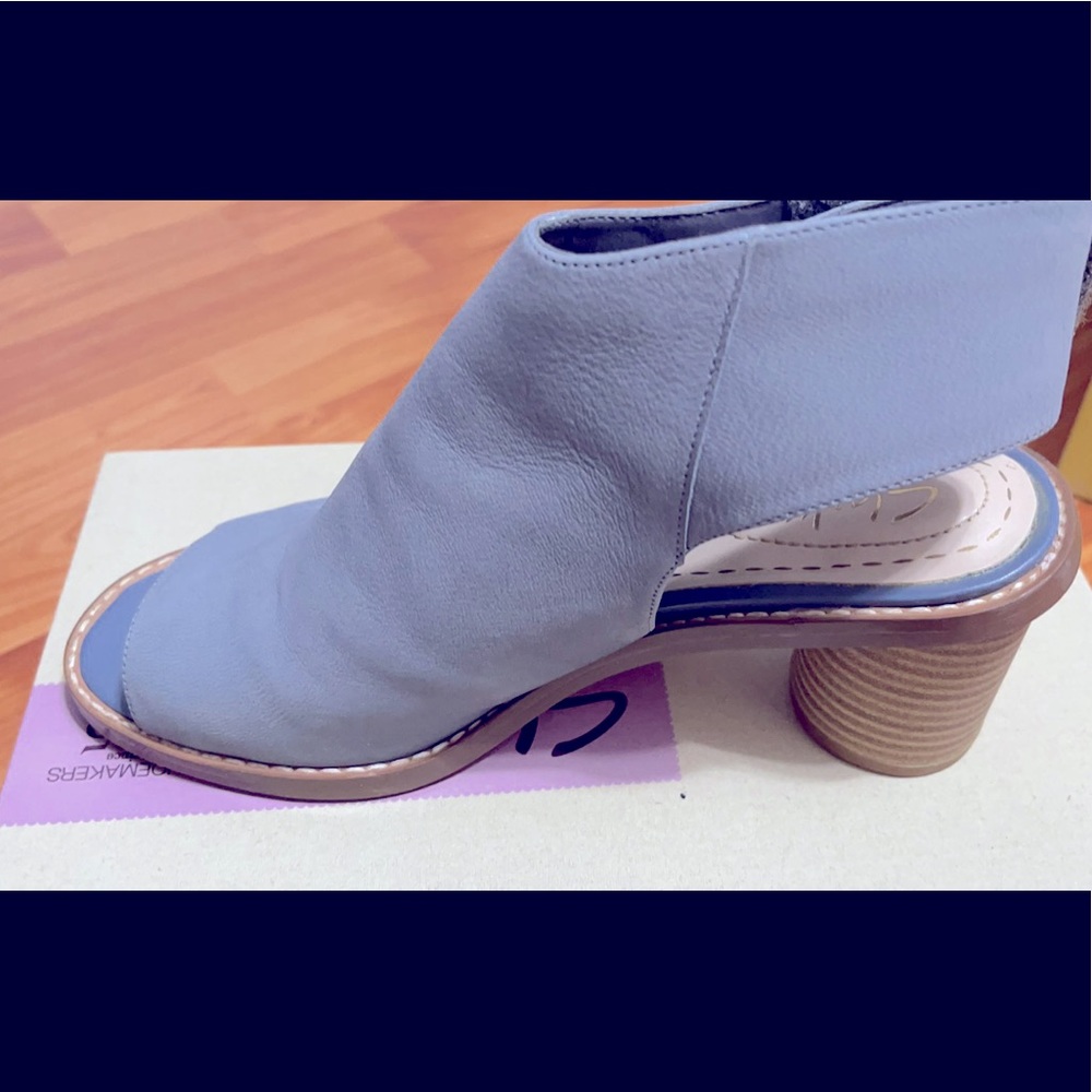 Brand New still in box Clarks Glacier Charm Sandal in Blue Grey Size 6.5 Leather